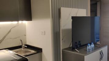 Apartment, 1 Bedroom, Accessible, Smoking | Living room