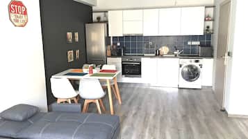 Loftsværelse - 1 soveværelse - balkon | Privat køkken