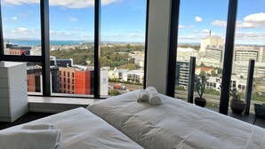 Apartment, 2 Bedrooms, Balcony, City View - Sunny, Spacious And Magnificent Sea Views! (Auckland)