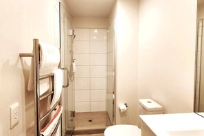 Bathroom - Sunny, Spacious And Magnificent Sea Views! (Auckland)