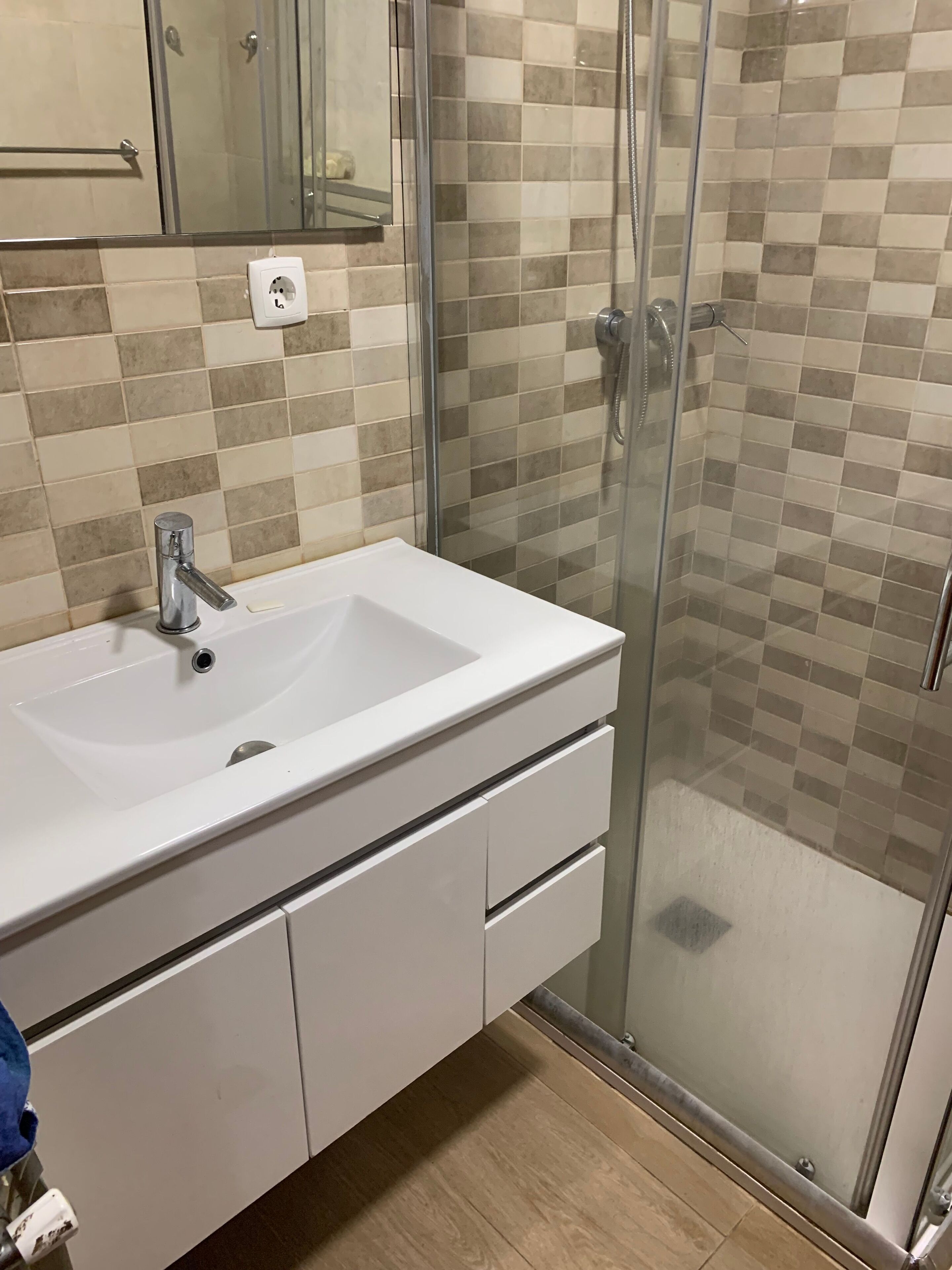 Dortoir Partagé, 1 chambre, balcon | Douche de la salle de bain
