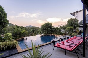 Villa, plusieurs chambres, piscine privée, vue jardin | Solarium
