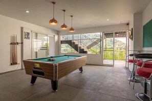 Vila, vários quartos, piscina particular, vista para o jardim | Sala de jogos