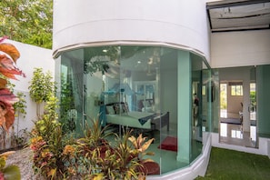 Vila, vários quartos, piscina particular, vista para o jardim | Terraço/pátio