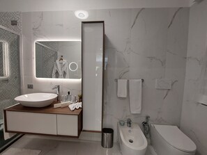 Apartment, 2 Schlafzimmer, Balkon, Gartenblick | Badezimmer | Toilettenpapier