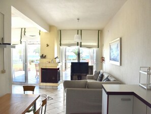 บ้านพัก, 4 ห้องนอน, ระเบียง, วิวสวน | ห้องนั่งเล่น