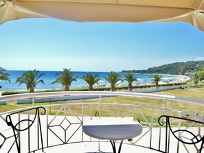 บ้านพัก, 4 ห้องนอน, ระเบียง, วิวสวน | ระเบียง