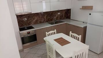 Apartment, 2 Bedrooms, Accessible, Smoking | Dapur peribadi