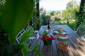 Casa, 2 habitaciones, para fumadores, balcón | Restaurante al aire libre