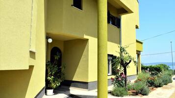 Apartment, 3 Bedrooms, Accessible, Smoking | Exterior