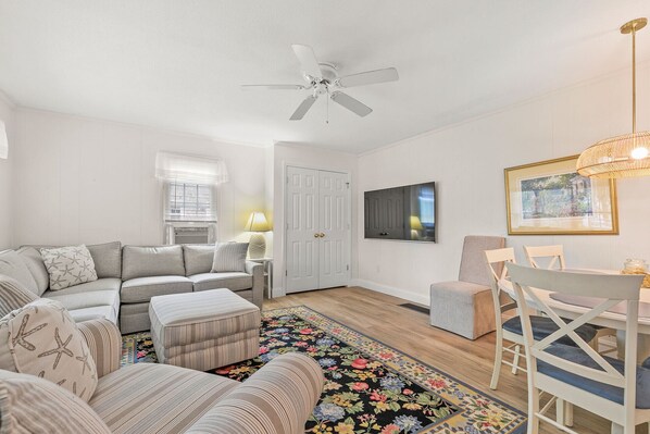 TV - Walk To Beaches, Main Street, and Harbor. 3BR Cottage. Quiet Area. Captain Gosnold Village 17 (Hyannis)