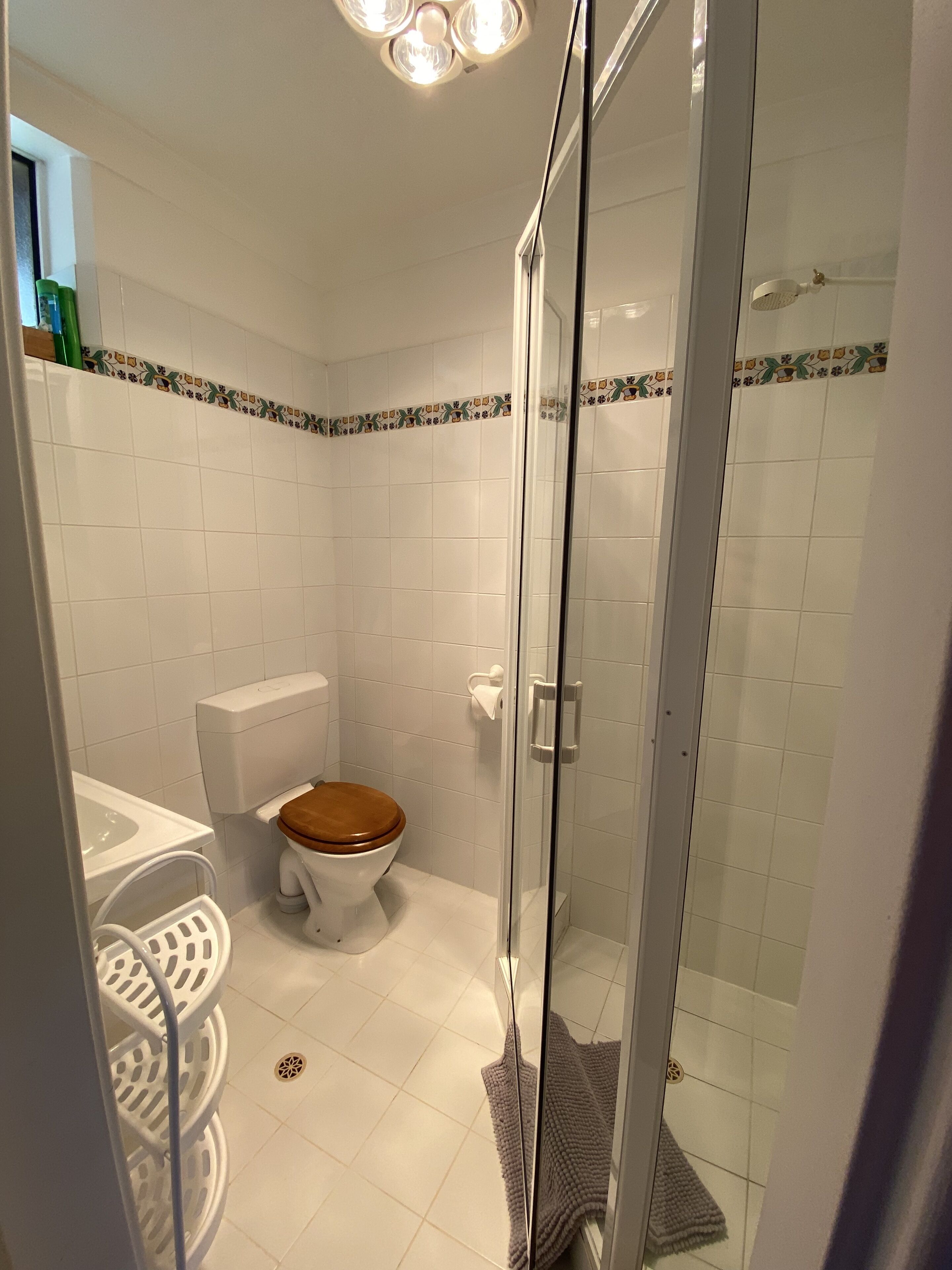 Douche, sèche-cheveux, serviettes fournies, savon