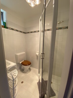 Shower, hair dryer, towels, soap - A peaceful retreat nestled on the banks of the Margaret River  
  (Margaret River)