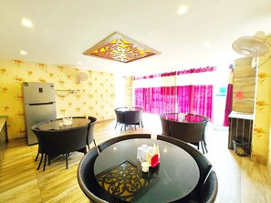 Outdoor dining - Goroomgo Hotel Shivangi Puri (Puri)