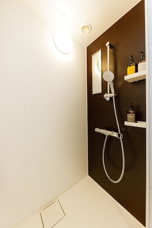 Kamar Single Ekonomi | Kamar mandi | Shower, sandal,  dan handuk