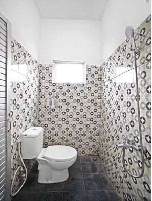 Quarto casal | Banheiro | Chuveiro, toalhas de banho, papel higiênico 