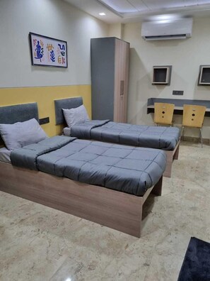 ห้องพรีเมียมพักรวม, เตียงเดี่ยว 2 เตียง, ปลอดบุหรี่, วิวเมือง | พื้นที่ทำงานแบบใช้แล็ปท็อป, Wi-Fi ฟรี, ผ้าปูที่นอน