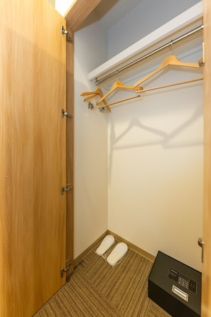 Habitación individual económica | Caja de seguridad en la habitación y tabla de planchar con plancha