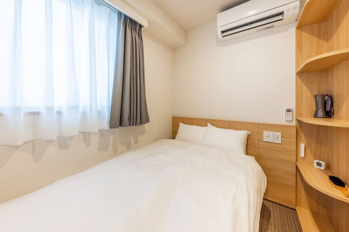 Economy Single Room | In-room safe, iron/ironing board (on request), WiFi (free)