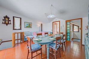 Maison Familiale, plusieurs chambres, 2 salles de bains (Villa Breezy Way - Among Greenery) | Restauration