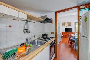 Casa familiar, varias habitaciones, 2 baños, junto a la montaña (Villa Breezy Way - Among Greenery) | Cocina privada | Refrigerador, horno, parrilla de estufa y cafetera y tetera 