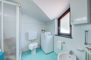 Casa familiar, varias habitaciones, 2 baños, junto a la montaña (Villa Breezy Way - Among Greenery) | Baño | Regadera, secadora de cabello, bidet, toallas 