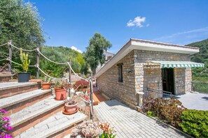 Perhetalo, useita makuuhuoneita, 2 kylpyhuonetta (Villa Breezy Way - Among Greenery) | Ulkoalueet