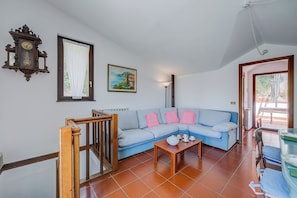 Casa familiar, varias habitaciones, 2 baños, junto a la montaña (Villa Breezy Way - Among Greenery) | Área de sala de estar | Televisión de pantalla plana de 21 pulgadas con canales por cable 