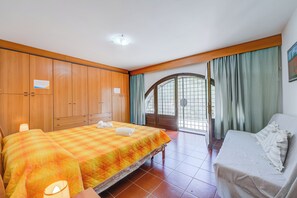 Casa familiar, varias habitaciones, 2 baños, junto a la montaña (Villa Breezy Way - Among Greenery) | 2 habitaciones, wifi gratis y ropa de cama 