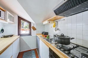 Casa familiar, varias habitaciones, 2 baños, junto a la montaña (Villa Breezy Way - Among Greenery) | Cocina privada | Refrigerador, horno, parrilla de estufa y cafetera y tetera 