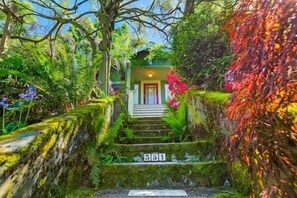 Property grounds - PH - Enchanted Path to a Gardenscape - 92 Walkscore! (Seattle)