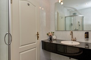 Habitación doble Confort | Ropa de cama hipoalergénica y minibar 