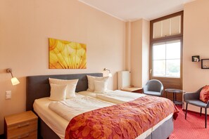 Superior tweepersoonskamer | Hypoallergeen beddengoed, een minibar, een kluis op de kamer, een bureau