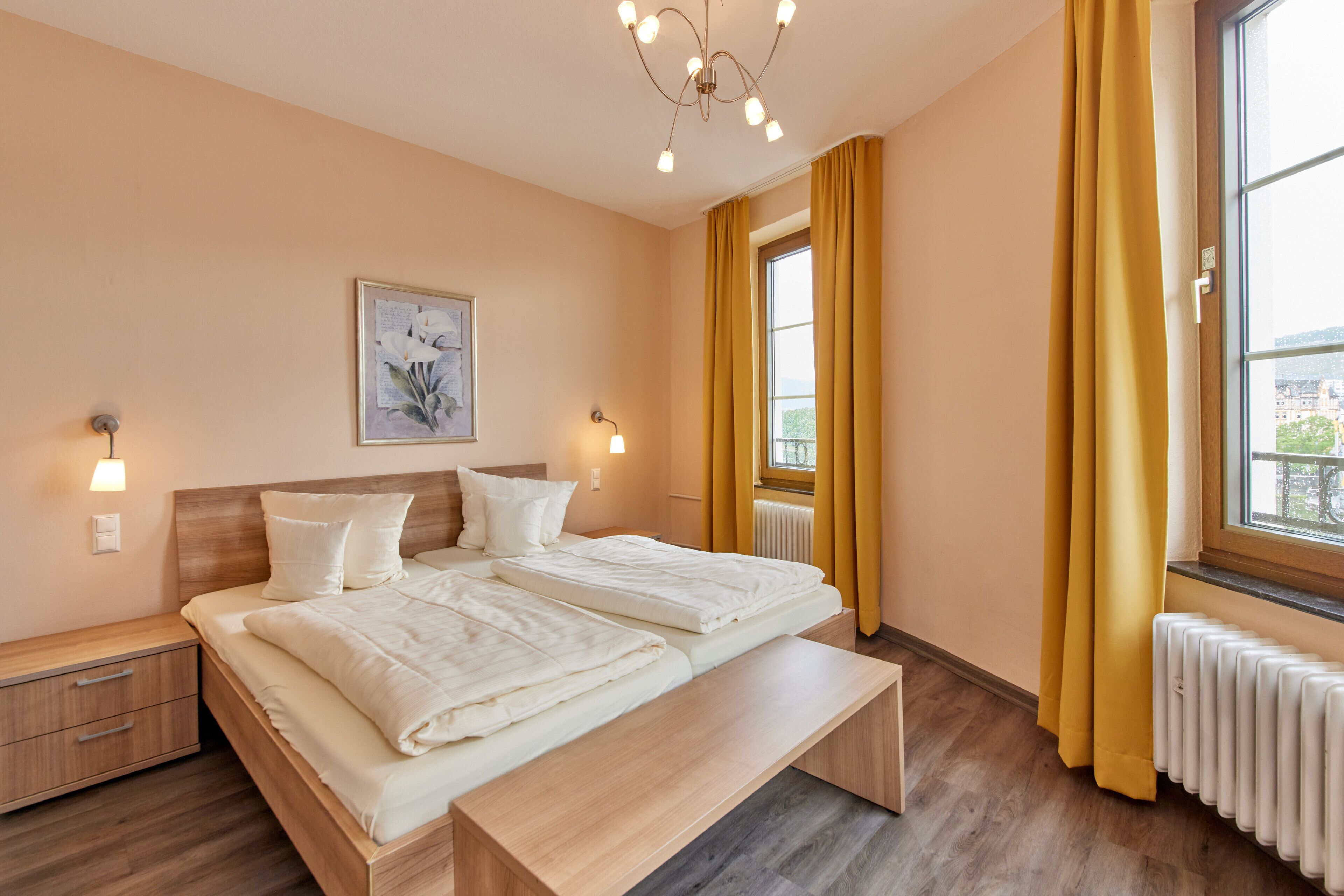 标准双人房 | 防过敏的被褥、迷你吧、客房内保险箱、办公桌