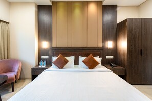 Deluxe Room | Egyptian cotton sheets, premium bedding, desk, laptop workspace