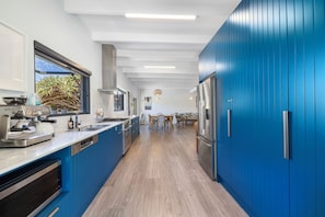Fridge, microwave, oven, stovetop - Pandanus At Emerald, Steps to Beach, Restaurants, Village (Emerald Beach)