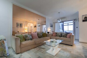 Basic Apartment, 1 Katil Kelamin (Double) dengan Katil Sofa, Sea View | Ruang tamu | TV 