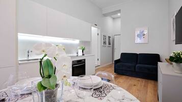 Eenvoudig appartement, meerdere bedden | Dineren