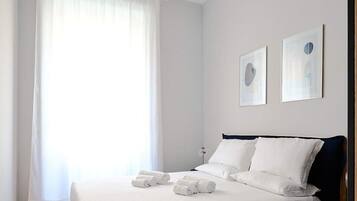 Eenvoudig appartement, meerdere bedden | 2 slaapkamers, een bureau, een laptopwerkplek