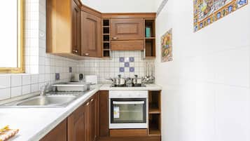 Refrigerador, horno, placa de cocina, tetera/pava eléctrica