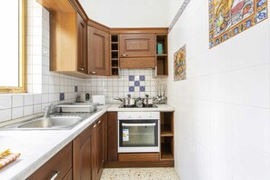 Apartamento básico, várias camas | Cozinha privada | Geladeira, fogão, cooktop, chaleira elétrica