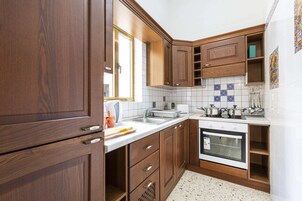 Refrigerador, horno, placa de cocina, tetera/pava eléctrica