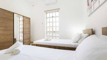 Appartamento Basic, letti multipli | 2 camere, una scrivania, postazione laptop, ferro/asse da stiro