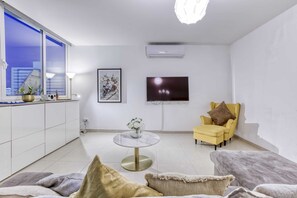 Basic Apartment, Multiple Beds, Sea View | Living area
