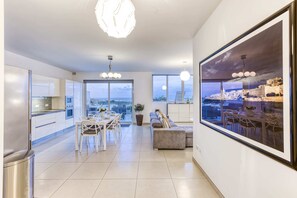 Apartamento básico, várias camas, vista para o mar | Cozinha privada | Geladeira, micro-ondas, fogão, cooktop