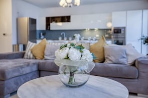 Basic Apartment, Multiple Beds, Sea View | Living area