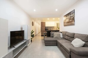 Basic-Apartment, Mehrere Betten, Meerblick | Wohnbereich | Fernseher