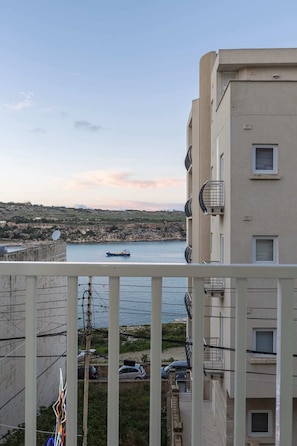 Basic-Apartment, Mehrere Betten, Meerblick | Unterkunftsgelände