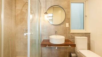 Eenvoudig appartement, 1 tweepersoonsbed met slaapbank | Badkamer | Een douche, handdoeken, zeep, shampoo