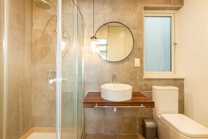 Basic-Apartment, 1 Doppelbett und Schlafsofa | Badezimmer | Dusche, Handtücher, Seife, Shampoo